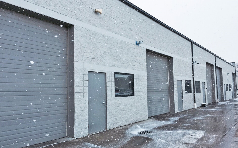 Primary Photo Of 27222 Gloede Dr, Warren Warehouse For Lease