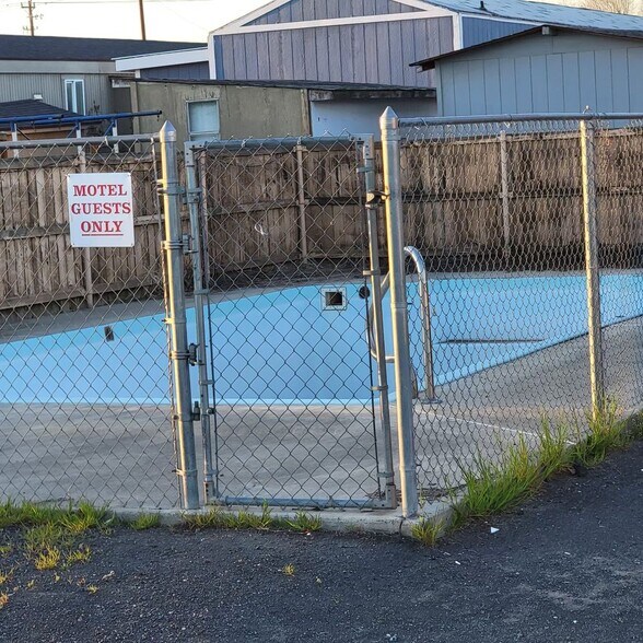 More Photos Of 711 2nd Ave SW, Quincy Hotel For Sale