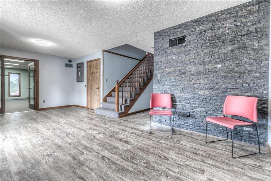 More Photos Of 4 W Monroe St, Buckner Office For Sale