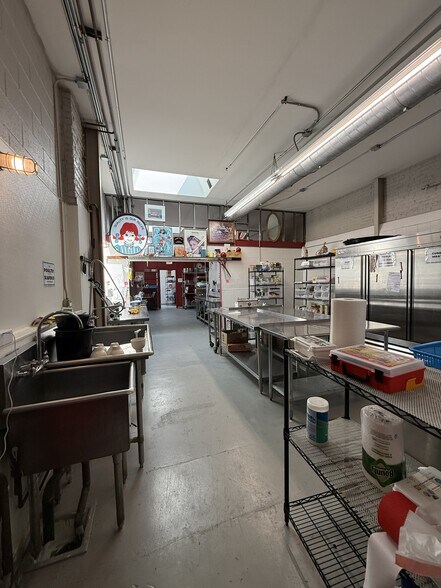 More Photos Of 3026-3030 W Carroll Ave, Chicago Warehouse For Lease