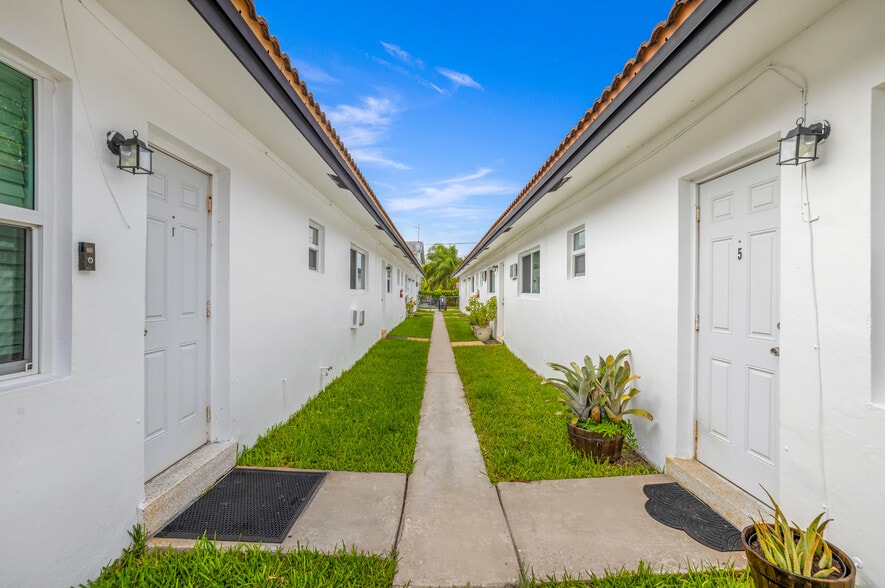 More Photos Of 1927- 1929 Roosevelt st, Hollywood Apartments For Sale