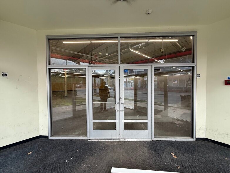 More Photos Of 2826 S Salina St, Syracuse Freestanding For Lease