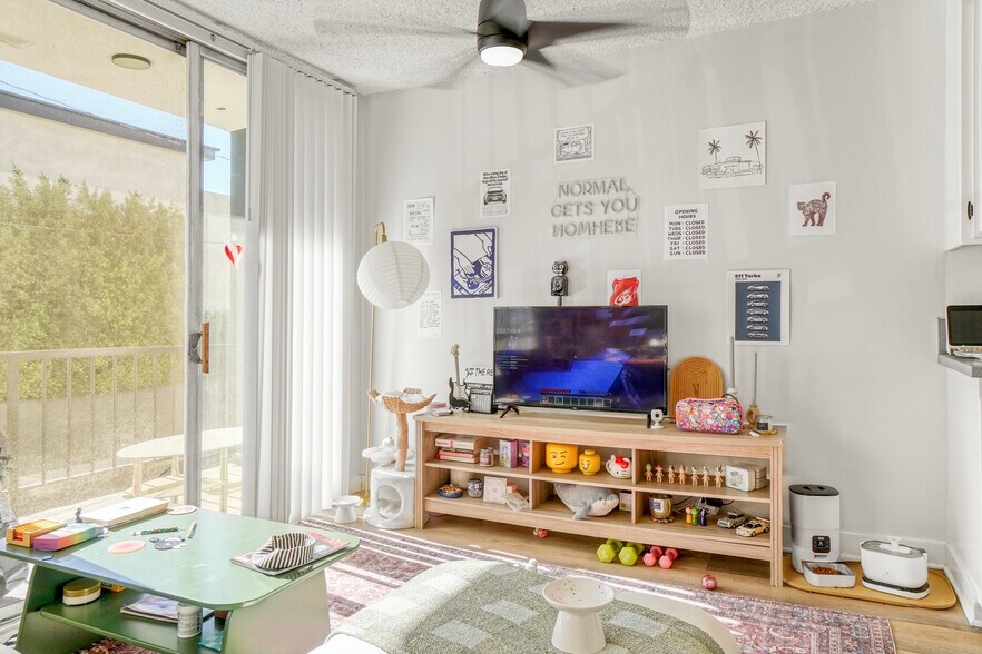 More Photos Of 8011 Romaine St, Los Angeles Apartments For Sale