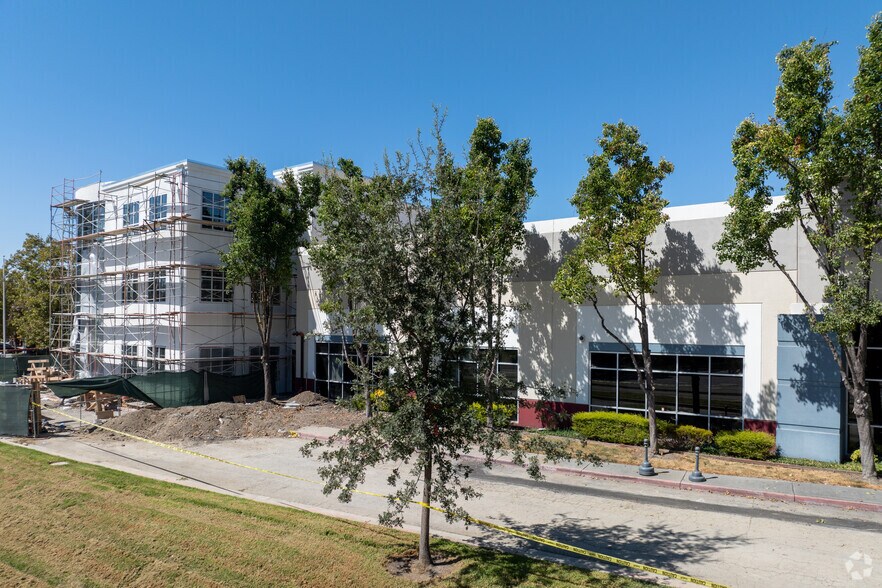 More Photos Of 2950-2952 Collier Canyon Rd, Livermore Research And Development For Lease