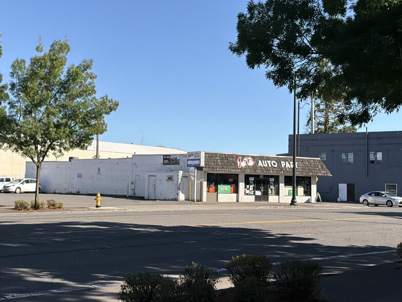 Primary Photo Of 2320 Fairgrounds Rd NE, Salem Freestanding For Sale