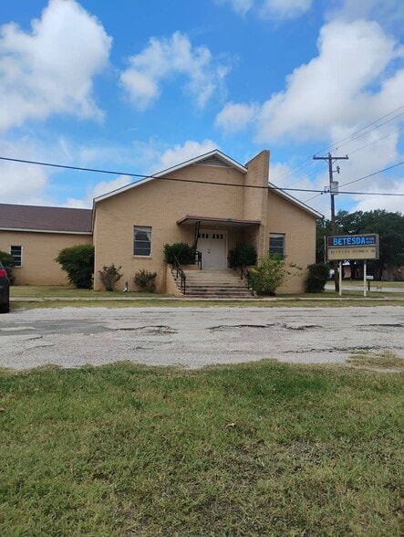 Primary Photo Of 532 N Travis St, De Leon Religious Facility For Sale