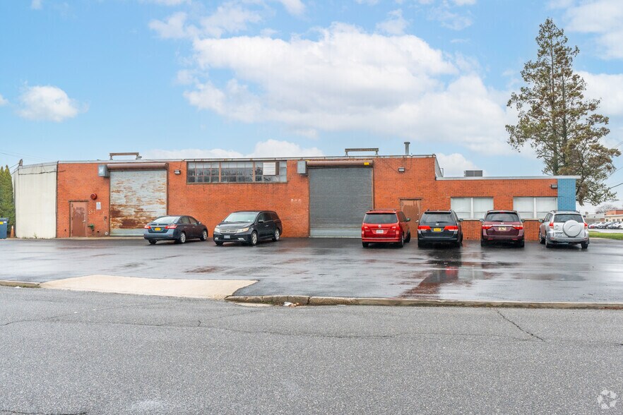 More Photos Of 195 Marine St, Farmingdale Warehouse For Lease