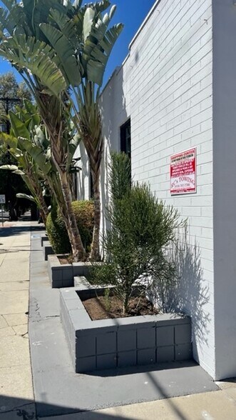 More Photos Of 4901 Dumetz Rd, Woodland Hills Storefront For Lease