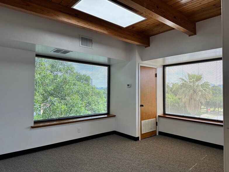 More Photos Of 3308 Broadway St, San Antonio Office For Sale