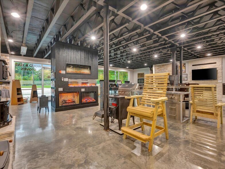 More Photos Of 9343 S US Highway 69, Huntington Showroom For Sale