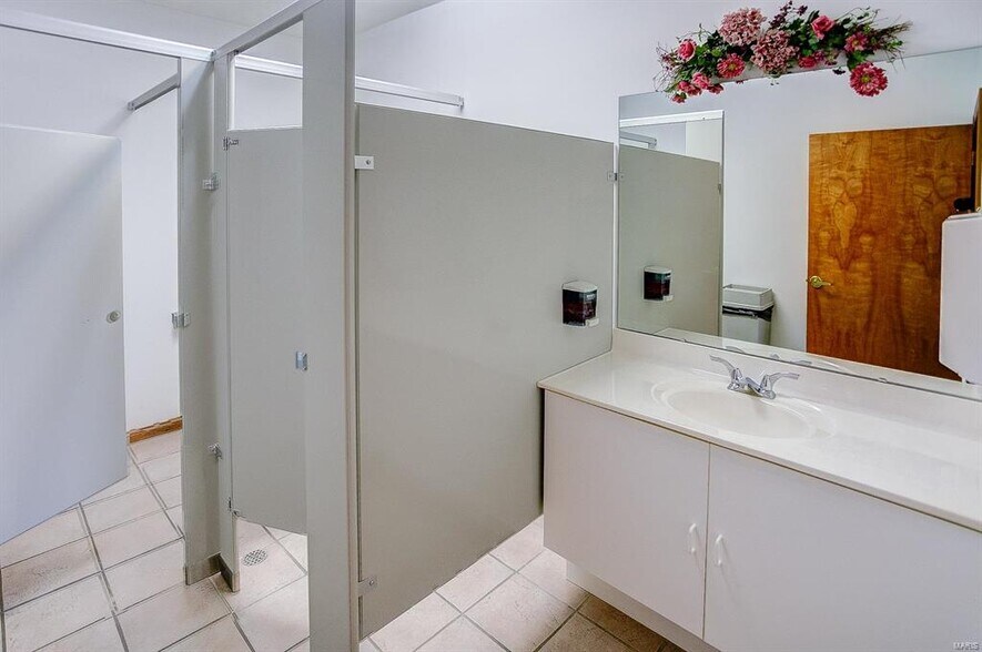 More Photos Of 824 N Market St, Waterloo Medical For Sale