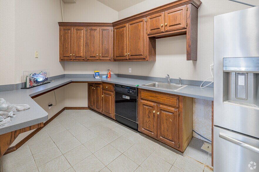 More Photos Of 1900 E 15th St, Edmond Office For Lease