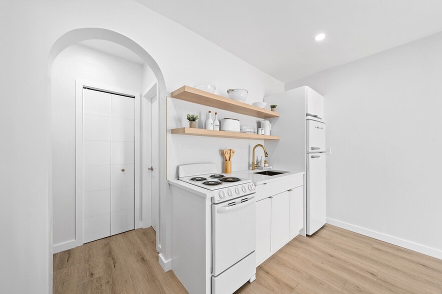 More Photos Of 401 6th Ave N, Lake Worth Beach Hotel For Sale