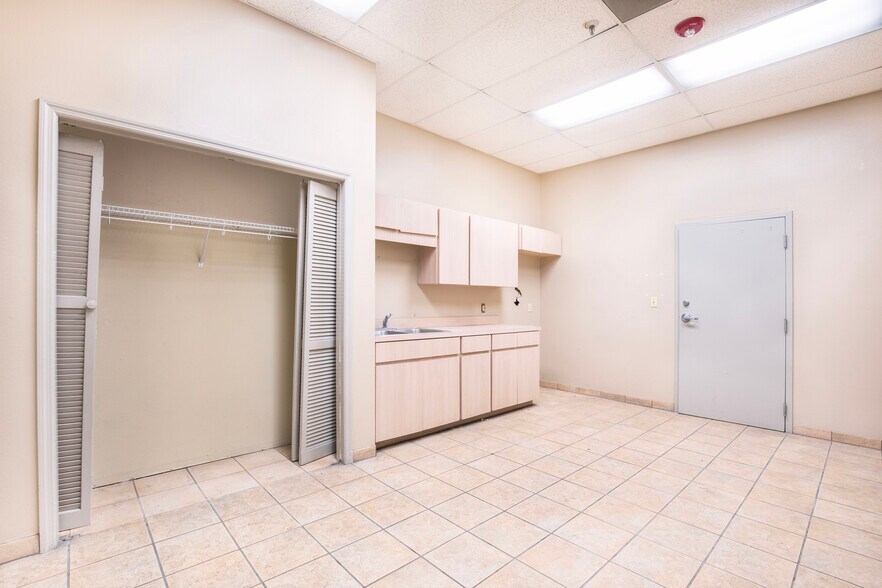 More Photos Of 2210 Commerce Point Dr, Lakeland Showroom For Lease