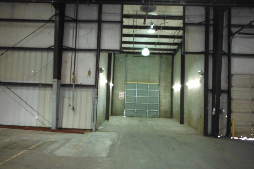 More Photos Of 418 E Jones St, Lewisville Warehouse For Lease