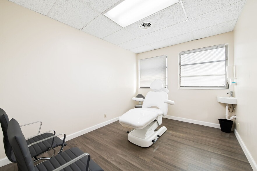More Photos Of 1130 Bayview Dr, Fort Lauderdale Medical For Lease