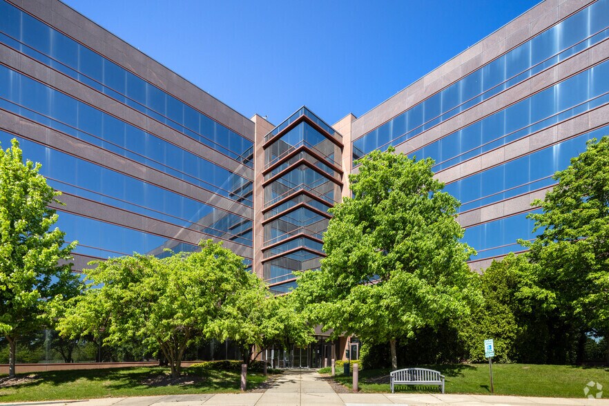 More Photos Of 4 Overlook Pt, Lincolnshire Office For Lease