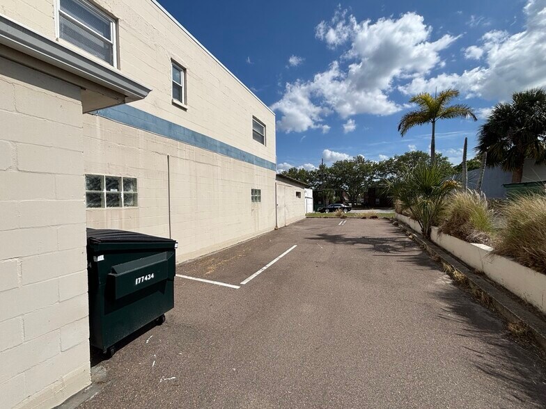 More Photos Of 1221 Court St, Clearwater Warehouse For Lease