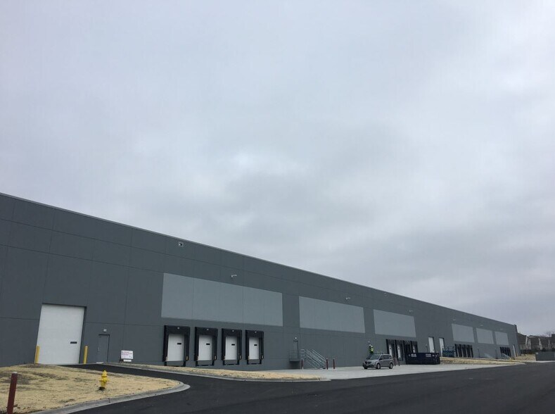 More Photos Of 1 E North Ave, Glendale Heights Warehouse For Lease