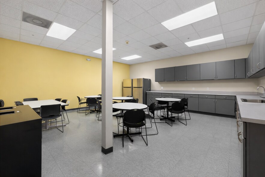 More Photos Of 4710 Eisenhower Blvd, Tampa Unknown For Lease