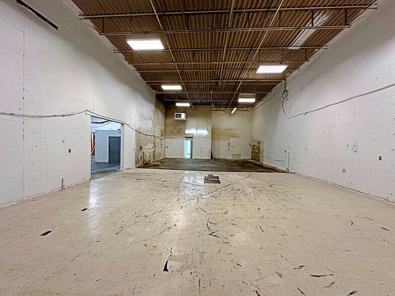 More Photos Of 8127 Fraser Av, Fort McMurray Service For Lease