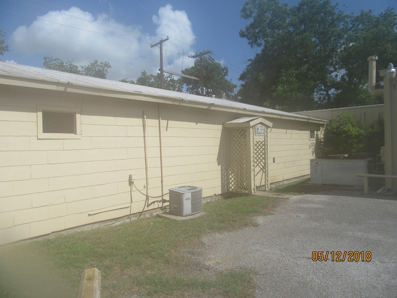 More Photos Of 205 NE Loop 230, Smithville Warehouse For Lease