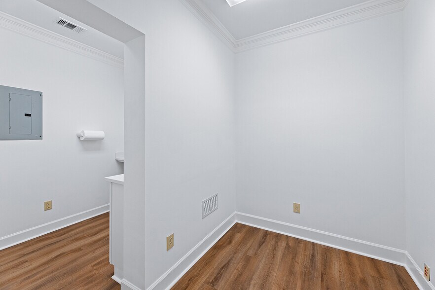 More Photos Of 490 Sun Valley Dr, Roswell Office For Lease