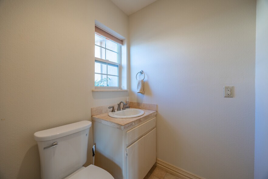 More Photos Of 1715 S Morgan St, Granbury Office Residential For Sale