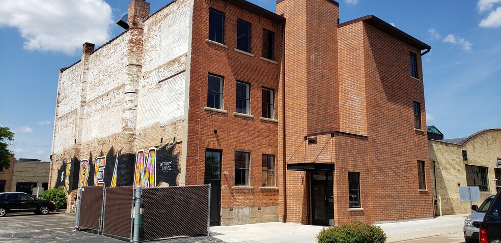More Photos Of 128 N Broadway, Green Bay Storefront Retail Office For Lease