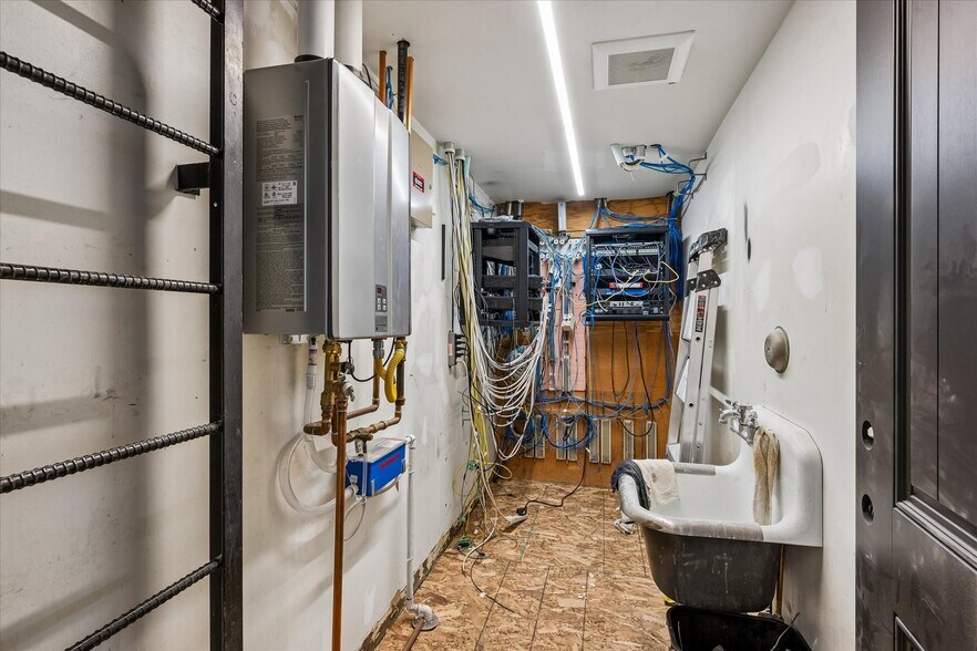 More Photos Of 5699 S Greenwood Cir, Littleton Warehouse For Sale