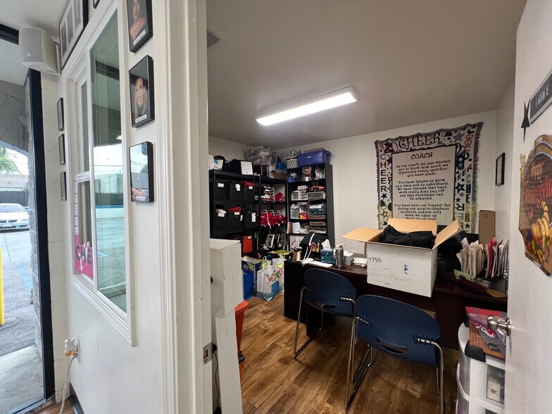 More Photos Of 8803-8811 Amigo Ave, Northridge Warehouse For Lease