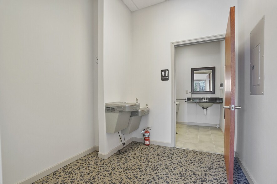 More Photos Of 908 E Waterloo Rd, Akron Medical For Lease