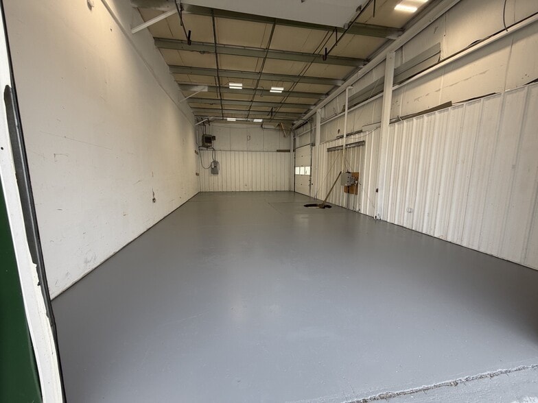 More Photos Of 500-580 Industrial Park Rd, Deep River Warehouse For Lease