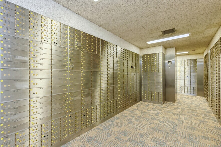 More Photos Of 4505 Douglas Ave, Des Moines General Retail For Sale