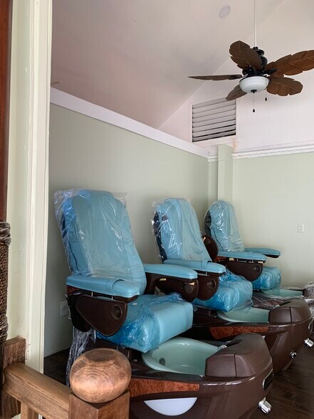 More Photos Of 701 E Balboa Blvd, Newport Beach Storefront Retail Residential For Lease
