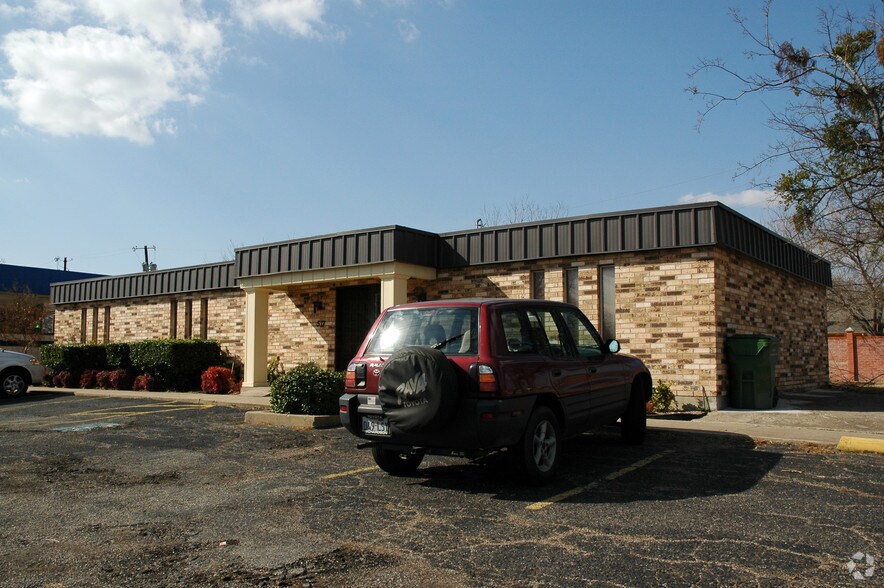 Primary Photo Of 517 W Centerville Rd, Garland Medical For Lease