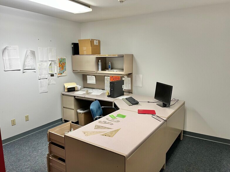 More Photos Of 1401 W Center St, Warsaw Light Distribution For Sale