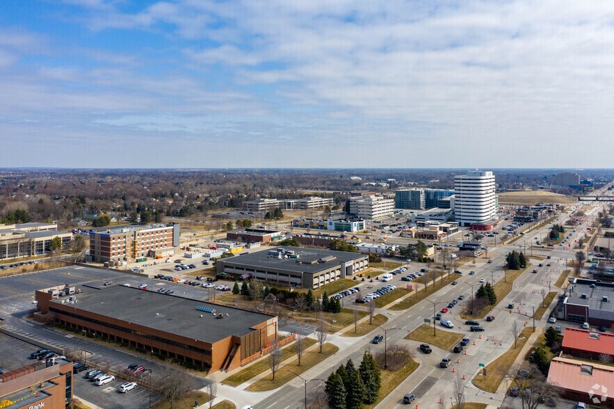 More Photos Of 1650 W Big Beaver Rd, Troy Office For Lease