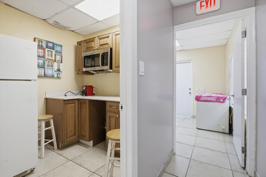More Photos Of 3240 NW 7th St, Miami Office For Sale