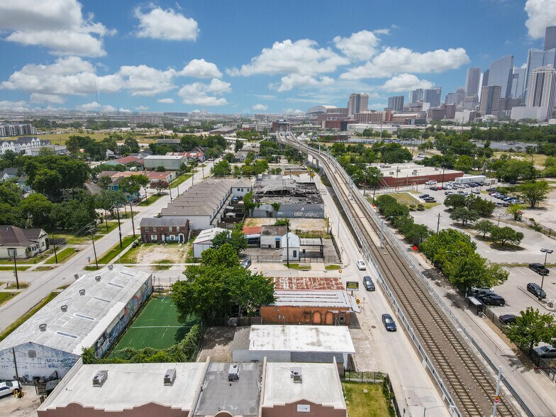 More Photos Of 1804 N Main St, Houston Freestanding For Lease