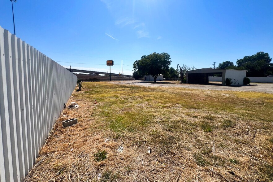 More Photos Of 231 Central Fwy E, Wichita Falls Land For Sale