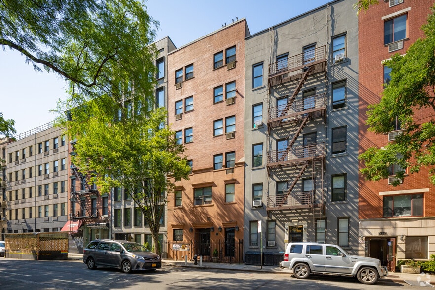 More Photos Of 424 W 49th St, New York Apartments For Sale