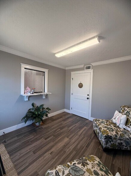 More Photos Of 1260 N Main St, Vidor Office For Sale