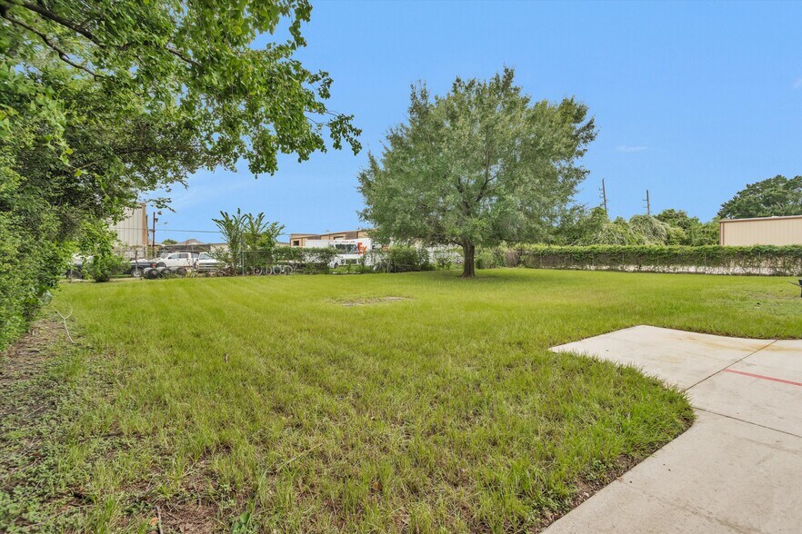 More Photos Of 11111 Neeshaw Dr, Houston Industrial For Lease