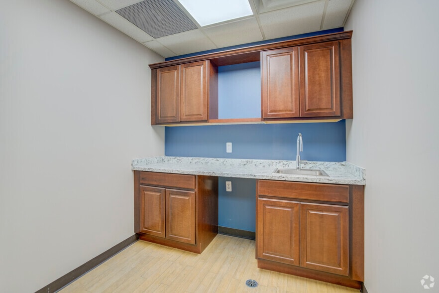 More Photos Of 5499 Perry Dr, Waterford Warehouse For Lease