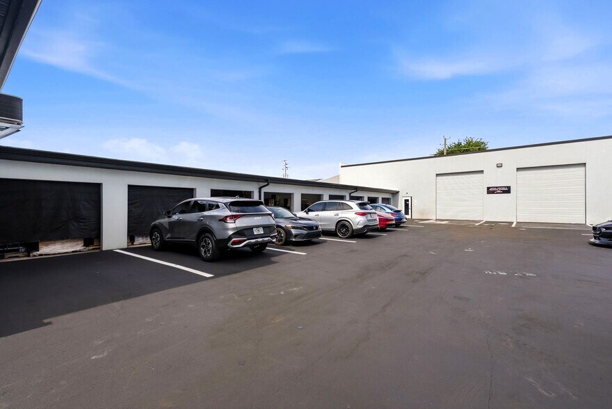 More Photos Of 12445 Collier Blvd, Naples Showroom For Sale