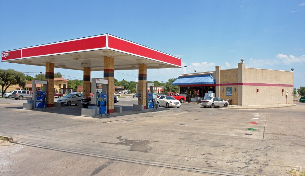 More Photos Of 1663 W Henderson St, Cleburne Unknown For Lease