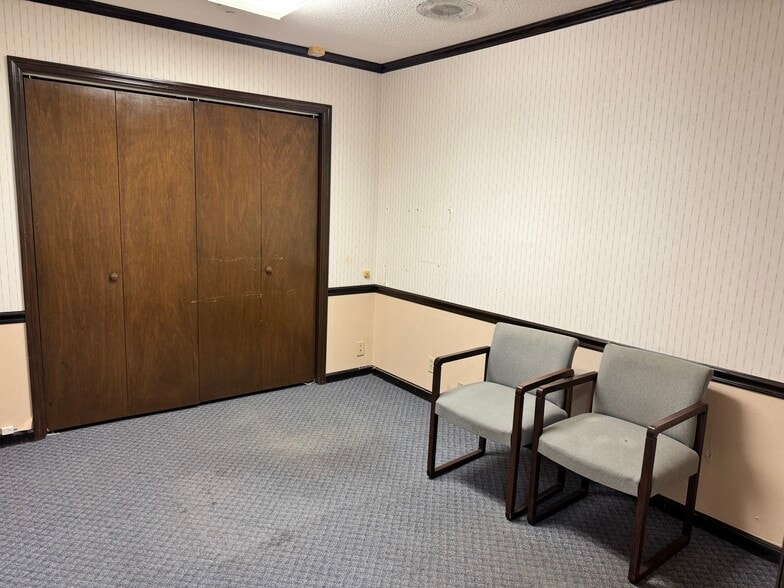 More Photos Of 151 SE Lakeshore Dr, Madison Medical For Sale