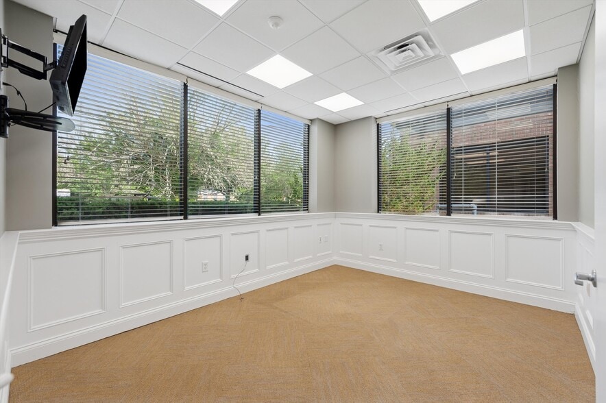 More Photos Of 300 Pantigo Pl, East Hampton Office Residential For Lease