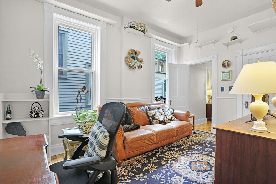 More Photos Of 504 W 5th St, Washington Hospitality For Sale